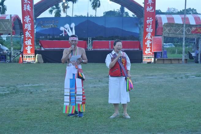 拚連任國民黨花蓮縣長徐榛蔚（右）競選歌曲「榛愛花蓮」，由在地原住民族人為了表達對她的支持，而替她量身打造。（本報資料照片）