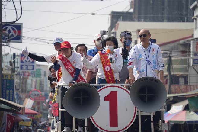 前高雄市長韓國瑜二度來到嘉義縣，為國民黨嘉義縣長候選人王育敏等黨籍候選人站台，上午在民雄鄉、大林鎮掃街拜票。（王育敏競選總部提供∕呂妍庭嘉義傳真）