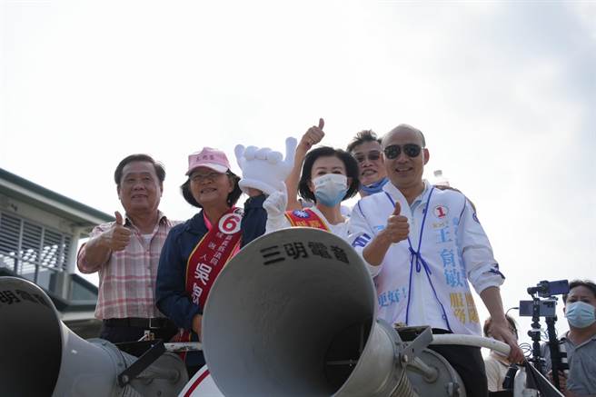 前高雄市長韓國瑜二度來到嘉義縣，為國民黨嘉義縣長候選人王育敏等黨籍候選人站台，上午在民雄鄉、大林鎮掃街拜票。（王育敏競選總部提供∕呂妍庭嘉義傳真）