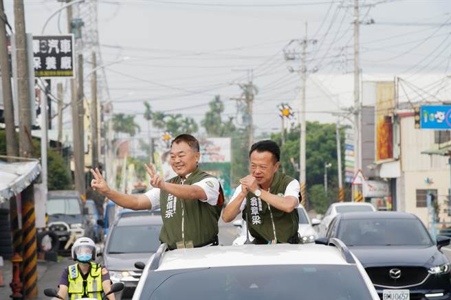 民進黨嘉義縣長候選人翁章梁今也陪黨籍竹崎鄉長候選人曾亮哲、議員候選人江季珍、蔡瀧賢、莊信宗戰車掃街拜票，盼爭取更多支持。（翁章梁競選總部提供∕呂妍庭嘉義傳真）