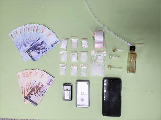 台中市警方当场查获贩毒及买毒等犯嫌，并查获1批赃证物。（台中市警察局提供／张妍溱台中传真）