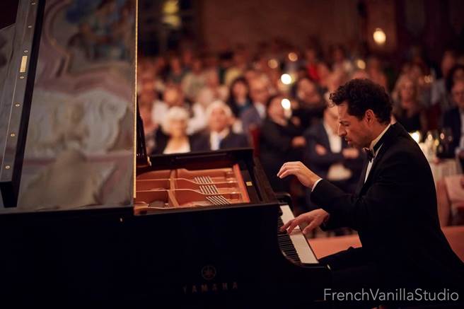 西班牙何塞．伊图尔比国际音乐大赛首奖得主、以色列籍钢琴家扎斯拉夫斯基（Roman Zaslavsky）再次来台。（亚艺艺术提供）