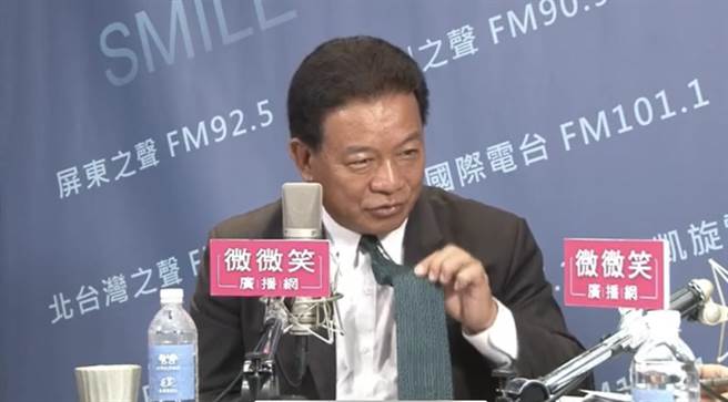 郭信良秀出他繫的民進黨領帶說，「看我帶的這條領帶，也知道我支持誰。」(摘自微微笑廣播節目直播)