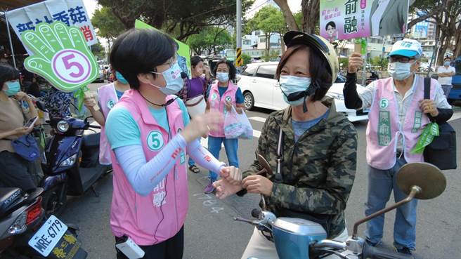 选前最后衝刺，北区市议员候选人陈俞融20日再度前往东兴市场向摊商及买菜的民眾请托拜票。（陈俞融提供／冯惠宜台中传真）