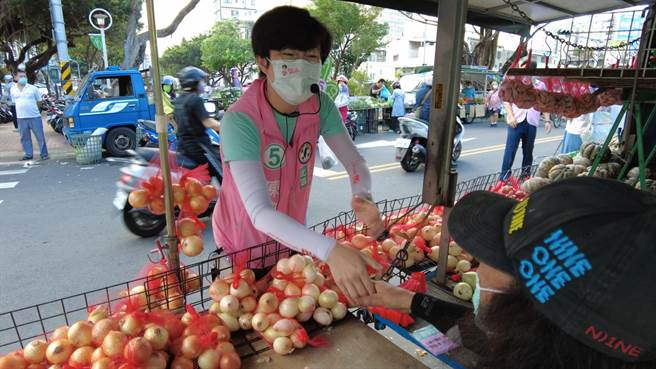 选前最后衝刺，北区市议员候选人陈俞融20日再度前往东兴市场向摊商及买菜的民眾请托拜票。（陈俞融提供／冯惠宜台中传真）