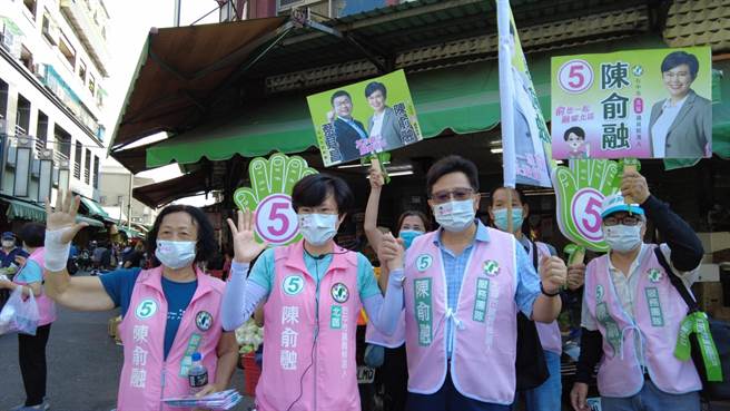 选前最后衝刺，北区市议员候选人陈俞融20日再度前往东兴市场向摊商及买菜的民眾请托拜票。（陈俞融提供／冯惠宜台中传真）