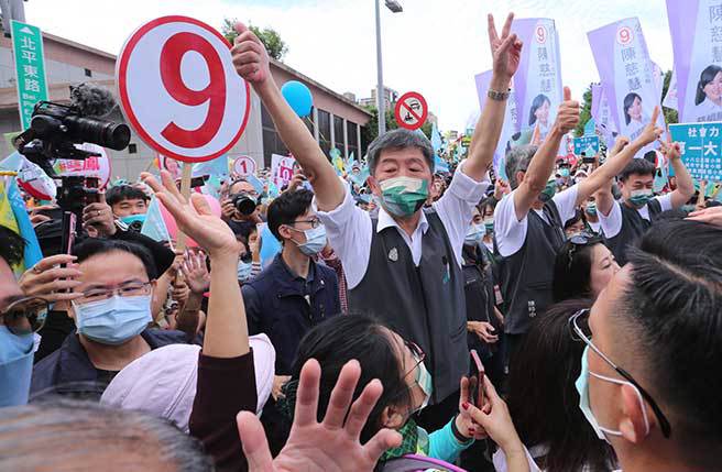 民進黨台北市長候選人陳時中20日舉辦「疼惜台北為愛而走」大遊行，由紙風車劇團打頭陣，率大家前往市府前廣場。（黃世麒攝）
