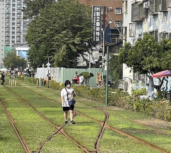 20日早上有网友在高雄大小事贴出文章，表示有女性民眾闯入驳二轻轨轨道上。（取自高雄大小事／杨舒婷高雄传真）