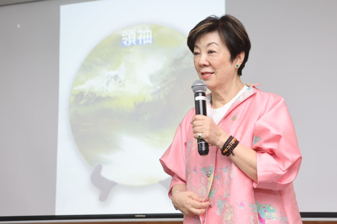 台湾APEC领袖代表张忠谋夫人张淑芬峰会期间大展「柔性外交」，这几天出席亚太经合会（APEC）公开场合都身穿台湾品牌夏姿衣服、脚下踩着阿瘦皮鞋，用穿搭推广台湾。（图/ 中央社）
