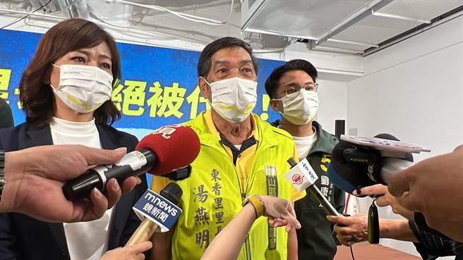 东香里长汤燕明（中）也现身说法，指昨天行程满檔，不知道当晚高虹安有造势，幕僚也未与他接触，直到其他里长提醒，才知道自己的名字被标示出来，感到莫名其妙。（王惠慧摄）