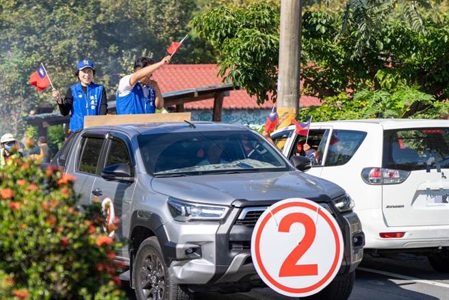 台東縣長候選人饒慶鈴車隊，今天到縱谷線拜票。（饒慶鈴競選總部提供）