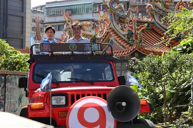 前高雄市副市长李四川（右）为国民党台北市大安、文山区议员候选人高扬凯（左）扫街拜票，沿路获不少民眾高喊「冻蒜」。（左）（高扬凯竞选总部提供／张立勋台北传真）