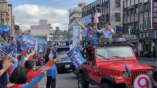 前高雄市副市长李四川为国民党台北市大安、文山区议员候选人高扬凯扫街拜票，沿路获不少民眾高喊「冻蒜」。（高扬凯竞选总部提供／张立勋台北传真）