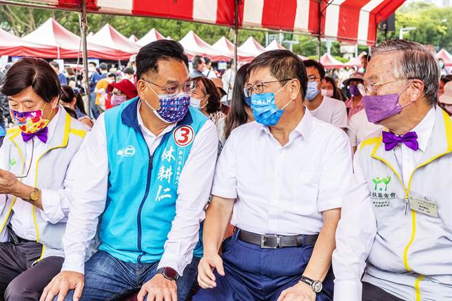 国民党新竹市长候选人林耕仁（左二）参加家扶园游会，与县长杨文科（右二）短暂交谈。（罗浚滨摄）
