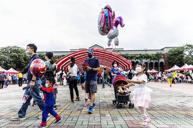 新竹家扶园游会家长买气球玩具，让孩子都要开心。（罗浚滨摄）