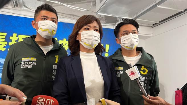 民进党新竹市长候选人沈慧虹（中）20日表示，涉嫌贪污的高虹安，竟让贪污定谳范振宗在台上造谣抹黑，是竹市选举史上最恶质、荒谬、讽刺的奥步。（王惠慧摄）