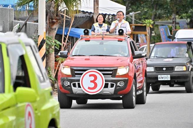 台东县长候选人刘棹豪与竞选团队，今天下午到南迴地区扫街拜票。（刘棹豪竞选总部提供）