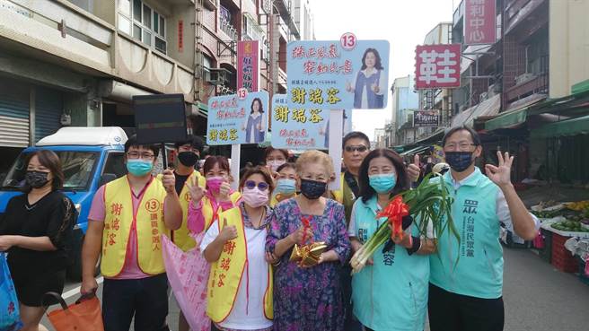 民眾黨主席柯文哲的爸媽，20日前苗栗幫民眾黨候選人站台。（民眾黨提供／李京昇苗栗傳真）