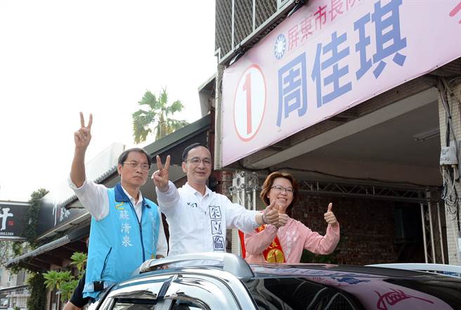 選前黃金周，國民黨主席朱立倫南下屏東，陪同屏東縣市長候選人蘇清泉及周佳琪車隊掃街。（林和生攝）