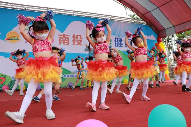 南投千人环保健行，亲子同乐。（南投市公所提供／廖志晃南投传真）