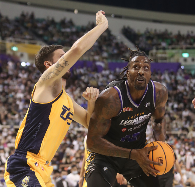 繳出38分、25籃板超優質數據，魔獸T1首戰驚艷台灣球迷。（陳怡誠攝）