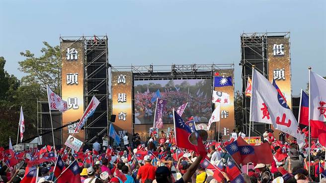 选前黄金周，国民党高雄市长候选人柯志恩20日下午在桥头区台糖花卉中心旁大草皮举行造势活动。（柯宗纬摄）