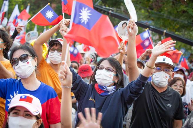 现场重现经典国旗海。（袁庭尧摄）