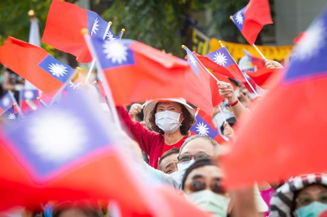 现场重现经典国旗海。（袁庭尧摄）