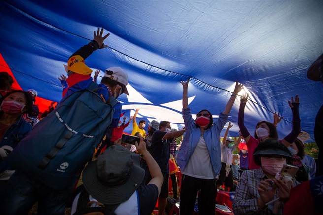 巨幅国旗也提早进场，先掀起第一波高潮。（袁庭尧摄）