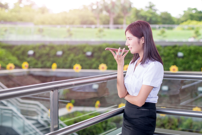 一名姓「胡」的女网友过去打电话订位时用正确的说法「骨⺼（肉）胡」报姓氏，却被爸爸纠正要讲「古月胡」。(示意图非当事人，达志提供)