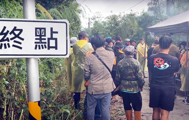 台東巴姓男子墜崖死亡，遺體今天由搜救人員運送下山。（民眾提供）