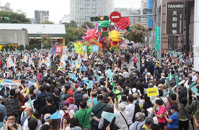 民进党台北市长候选人陈时中20日举办「疼惜台北为爱而走」大游行，许多支持者前往竞选总部前的北平东路集结。（刘宗龙摄）