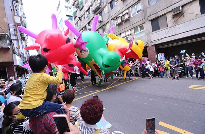 民进党台北市长候选人陈时中20日举办「疼惜台北为爱而走」大游行，由纸风车剧团打头阵，率大家前往市府前广场。（黄世麒摄）