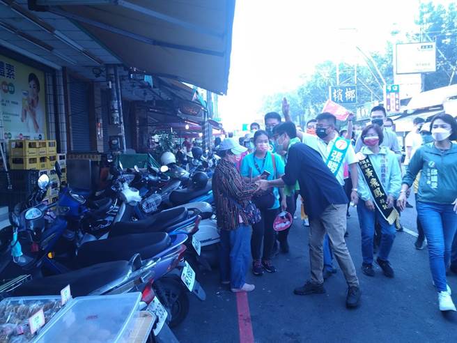 民進黨高雄市長候選人陳其邁勤走基層，一早到大社果菜市場拜票，獲得選民熱情回應，高喊「凍選」。(林雅惠攝)