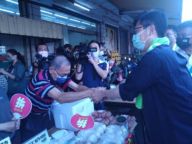 民進黨高雄市長候選人陳其邁勤走基層，一早到大社果菜市場拜票，獲得選民熱情回應，高喊「凍選」。(林雅惠攝)