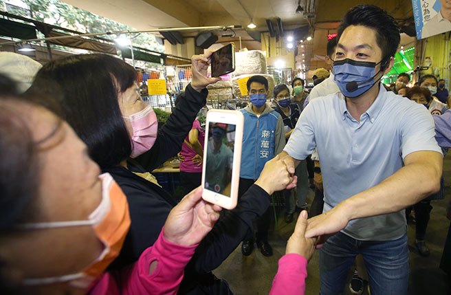 国民党台北市长候选人蒋万安20日至建国花市扫街拜票，接受媒体联访，指卫福部长薛瑞元为护航陈时中，在选战中编了最大的谎言。（陈君玮摄）