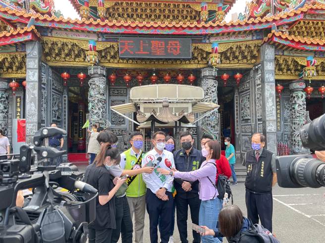 立委余天今下午陪同民进党桃园市长候选人郑运鹏在桃园区车队扫街。(蔡依珍摄)