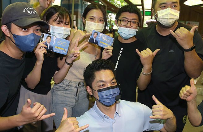 国民党台北市长候选人蒋万安20日至建国花市扫街拜票。（陈君玮摄）