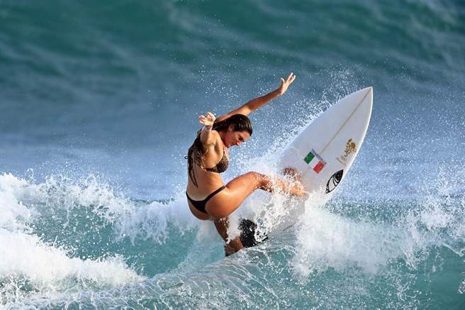 来自国内外的衝浪好手齐聚金樽秀美技，吸引大批摄影玩家捕捉精彩一瞬间。（庄哲权摄）