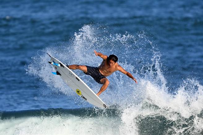 来自国内外的衝浪好手齐聚金樽秀美技，吸引大批摄影玩家捕捉精彩一瞬间。（庄哲权摄）