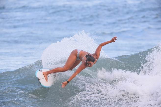 来自国内外的衝浪好手齐聚金樽秀美技，吸引大批摄影玩家捕捉精彩一瞬间。（庄哲权摄）