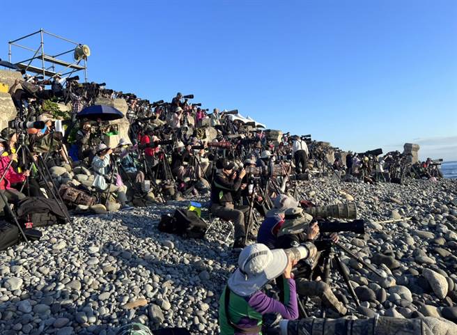 来自国内外的衝浪好手齐聚金樽秀美技，吸引大批摄影玩家捕捉精彩一瞬间。（民眾提供）