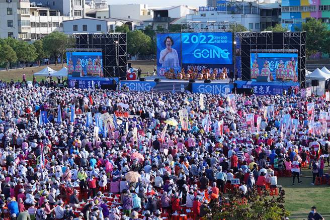 现场喊出涌入2万人次到场，党籍立委轮番上阵，炮火猛烈，抨击民进党执政，对手黄秀芳担任立委没照顾彰化。（吴建辉摄）