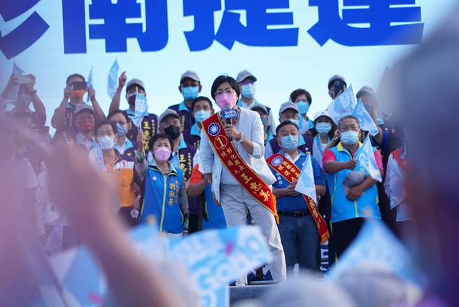 王惠美强调，基隆36万人口正在规画中运量捷运，请问我们彰化乡亲有比别人卡细汉吗，彰化125万人口难道不应该有捷运。（吴建辉摄）