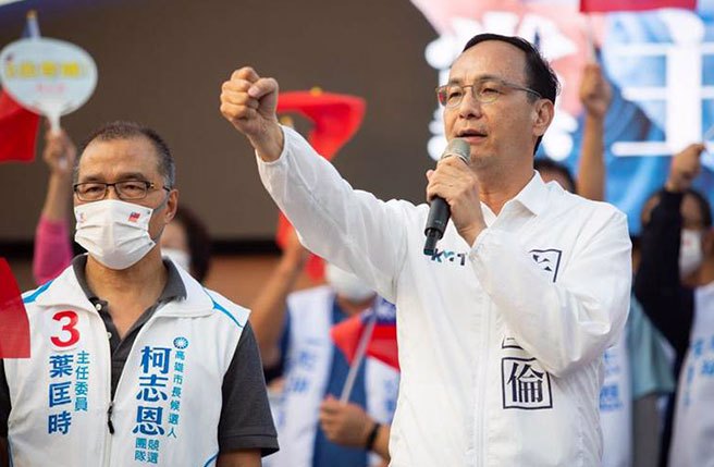 国民党党主席朱立伦表示，柯志恩很勇敢，对抗民进党像是小虾米扳倒大鲸鱼。（袁庭尧摄）