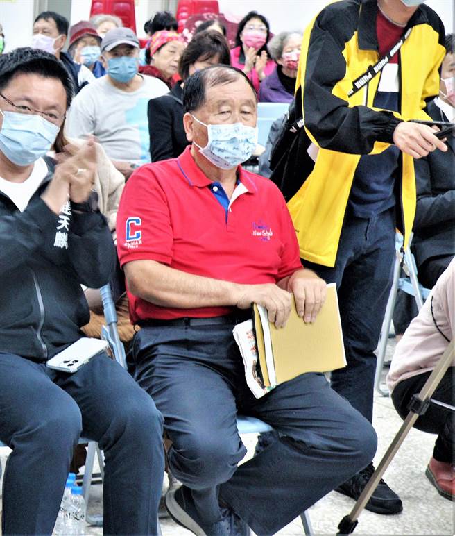 赖峰伟提告陈光復辅选大将天后宫主委蔡光明，因其捏造赖峰伟指示局处向天后宫採购钥匙圈，对此提出加重诽谤及意图使人不当选告诉。（张茂雄摄）