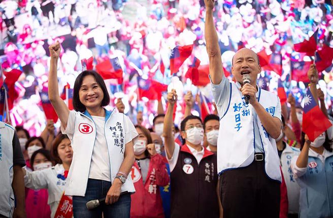 国民党高雄市长候选人柯志恩今（20）日下午在桥头区台糖花卉中心草皮造势，与前高雄市长韩国瑜合体。（袁庭尧摄）

