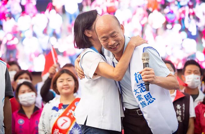 国民党高雄市长候选人柯志恩今（20）日下午在桥头区台糖花卉中心草皮造势，与前高雄市长韩国瑜合体，两人拥抱打气。（袁庭尧摄）
