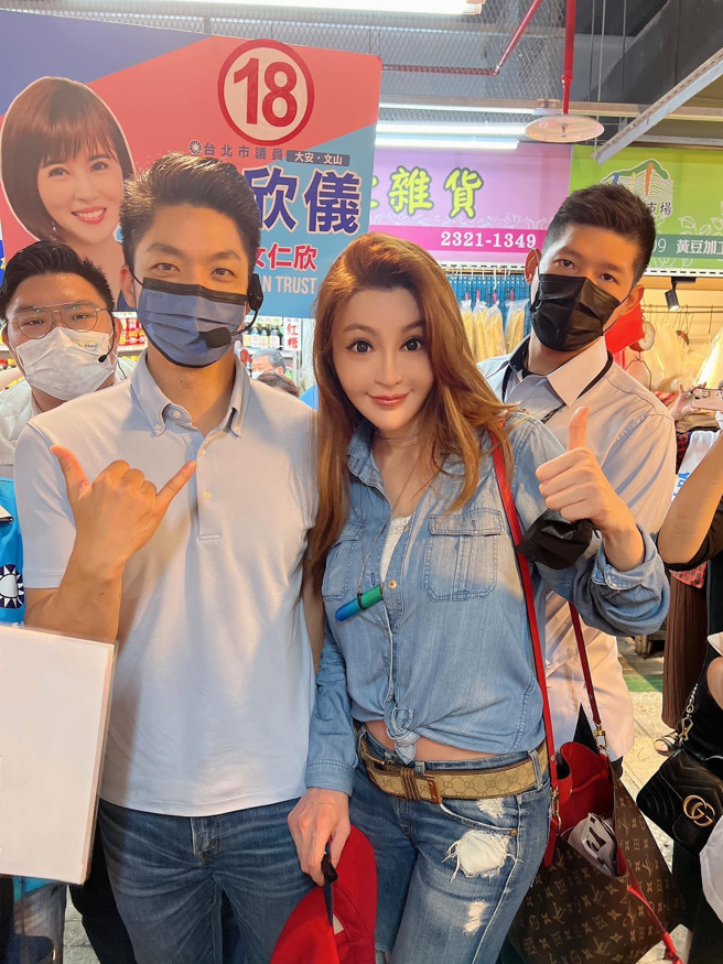 徐至琦(右)同框国民党台北市长候选人蒋万安(左)，表达认同蓝营理念。（图／取自徐至琦脸书）