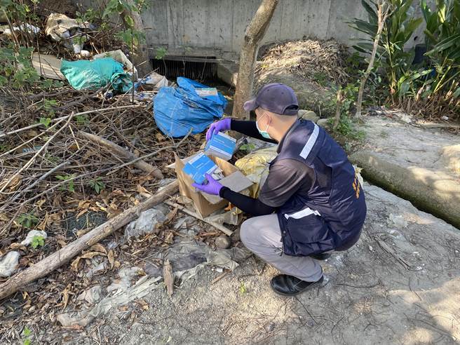 清水区中山路遭弃置3大箱未开封使用的大陆制快筛试剂。（台中市环保局提供）